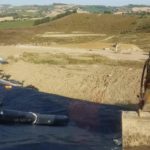 Posa geomembrana con supporto escavatore discarica Fermo